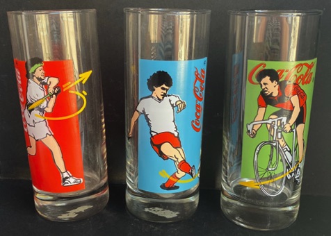 302004-1 € 9,00 coca cola glas set van 3 sporters tennis-Voetbal_fietsen D6 H 16 cm.jpeg